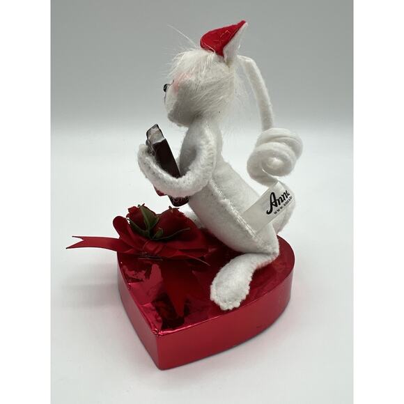 Annalee Doll 2007 Sweet on You Valentine’s Day Mouse with Chocolate & Roses 5” - Picture 7 of 9